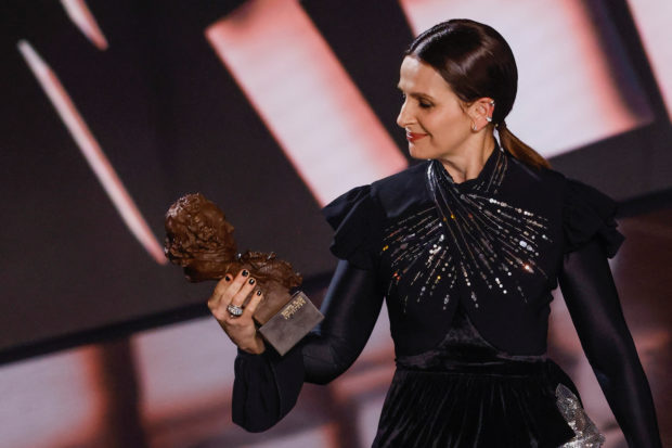 Juliette Binoche receives the International Honorary Goya award during the Spanish Film Academy's Goya Awards ceremony in Seville, Spain, February 11, 2023. REUTERS/Marcelo del Pozo