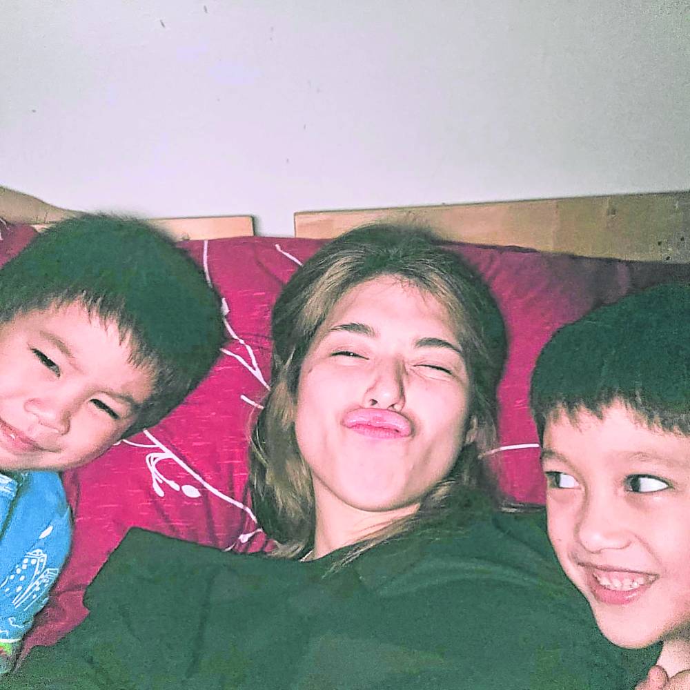 Kylie (center) with sons Axl and Alas