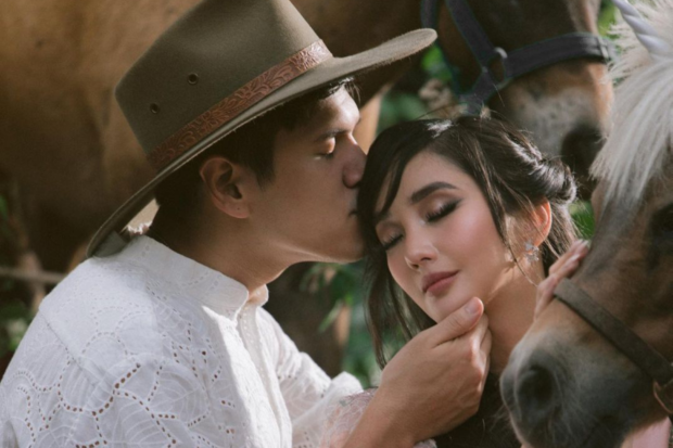 Christopher Quimbo and Alodia Gosiengfiao's prenup shoot in Mt. Makilig. Image: Metrophoto via Instagram/@alodia