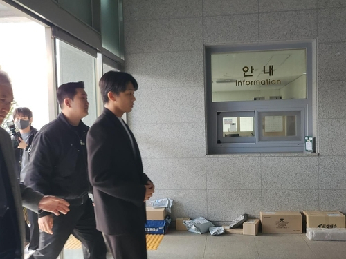 Actor Yoo Ah-in enters the Seoul Metropolitan Police Agency building in Seoul on Monday. (Yonhap via The Korea Herald / ANN)