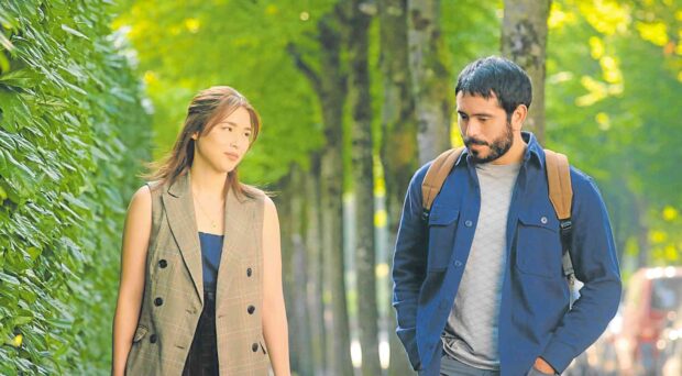 Kylie Padilla (left) and Gerald Anderson in “Unravel”