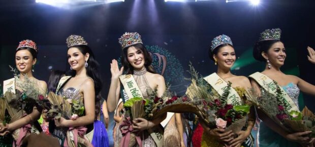 ELEMENTAL QUEENS’ Miss Philippines Earth Yllana MarieAduana (center) leads the evening’s other winners in different categories of the contest. —TOLEDO CITY PUBLIC INFORMATION OFFICE