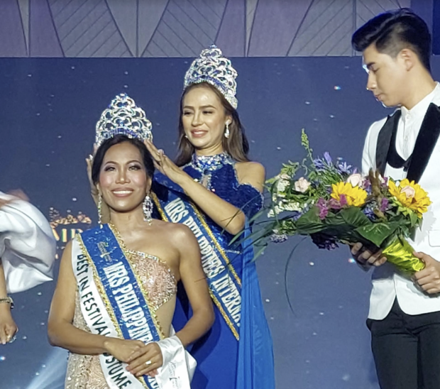 Irma Bitzer receives her Mrs. Philippines International crown from predecessor Leona Luisa Andersen-Jocson./ARMIN P. ADINA