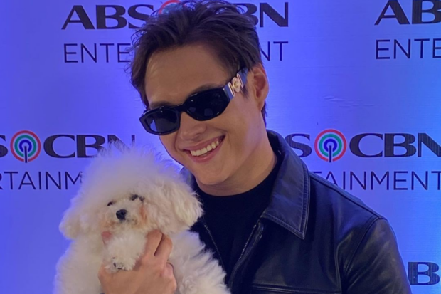 Enrique Gil with his dog Millie during his ABS-CBN contract signing.