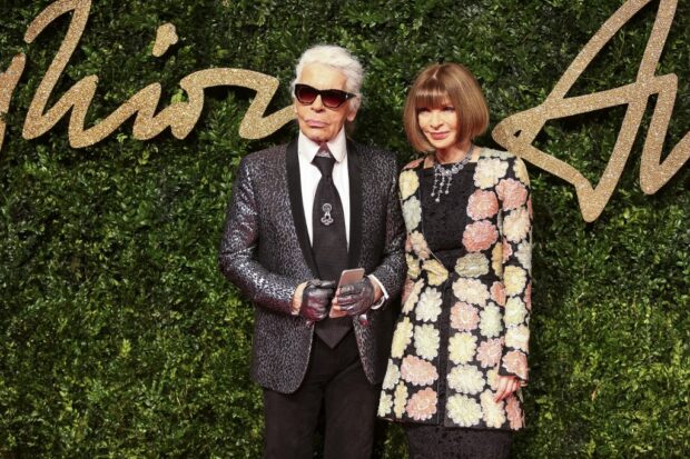 German designer Karl Lagerfeld (L) and British editor-in-chief of American Vogue Anna Wintour (R) pose for pictures on the red carpet upon arrival to attend the British Fashion Awards 2015 in London on November 23, 2015. AFP PHOTO / JACK TAYLOR (Photo by JACK TAYLOR / AFP)