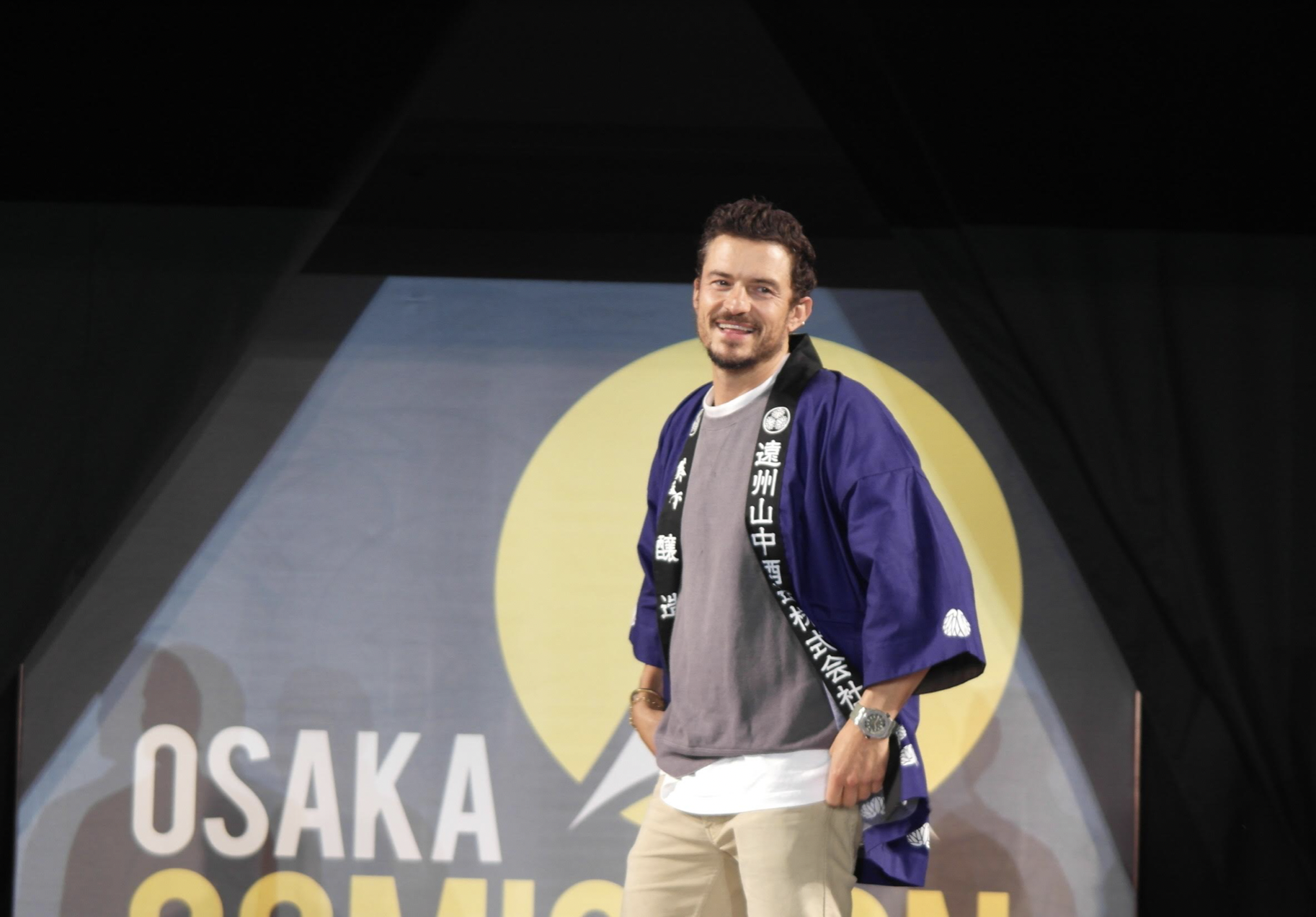 Orlando Bloom catches up with fellow stars at Osaka Comic Con 2023