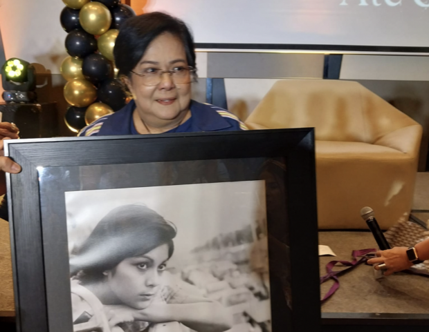 Nora Aunor with an enlarged copy of a photography by noted lensman Romy Vitug. Photo by Alex Brosas