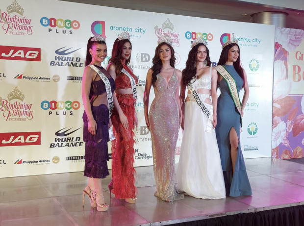 Reigning Bb. Pilipinas queens (from left) Stacey Gabriel, Chelsea Fernandez, Nicole Borromeo, Gabrielle Basiano, and Roberta Tamondong greet the crowd./ARMIN P. ADINA