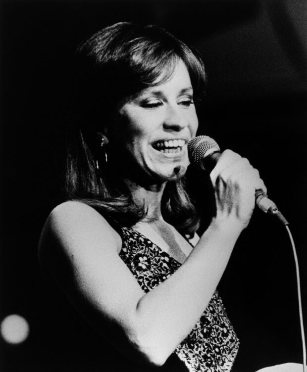 Brazilian singer Astrud Gilberto performs on stage during a Jazz Festival on July 16, 1982 in The Hague. P. STOLK / ANP / AFP