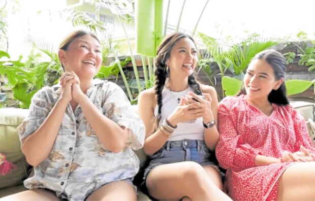 Chiu (center) with Angelica Panganiban and Bela Padilla