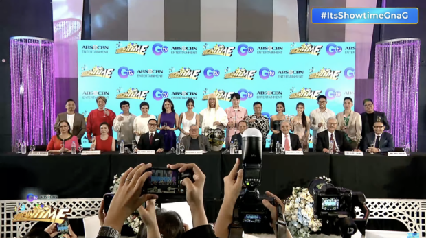 "It's Showtime" mainstay hosts with ABS-CBN and GMA's executives. Image: Screengrab from YouTube/ABS-CBN's It's Showtime