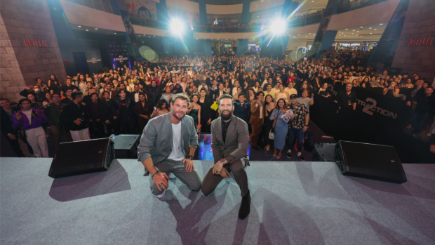 Chris Hemsworth and Sam Hargrave with reporters from Asia and the Pacific, and their fans. Image: Netflix