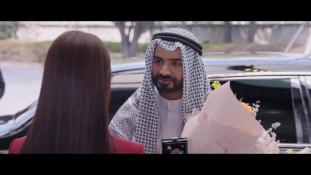 منتجو فيلم “ملك الأرض” يعتذرون عن تصوير أمير عربي في العرض