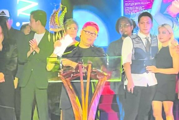 Director Carl Joseph Papa (center) accepts best picture award for “Iti Mapukpukaw.”