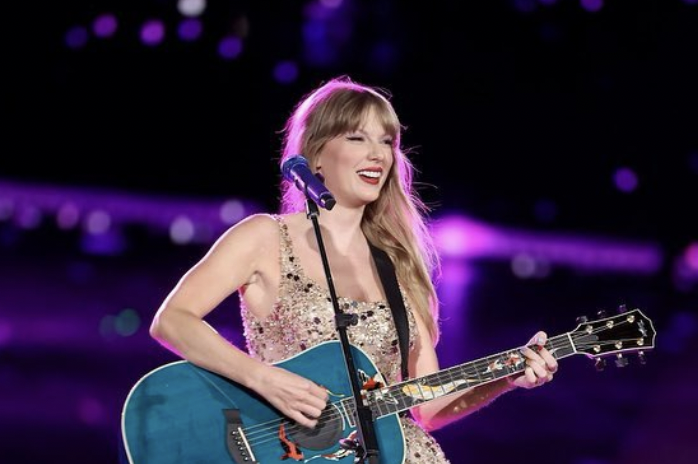 Taylor Swift in awe after crowd's 8-minute standing ovation during ...