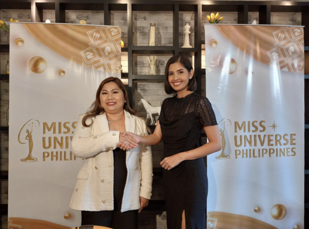 Miss Universe Philippines National Director Shamcey Supsup-Lee (right) seals an agreement with the pageant’s accredited partner in Cagayan de Oro City, Rejellaine ‘Jell’ Vidad./ARMIN P. ADINA