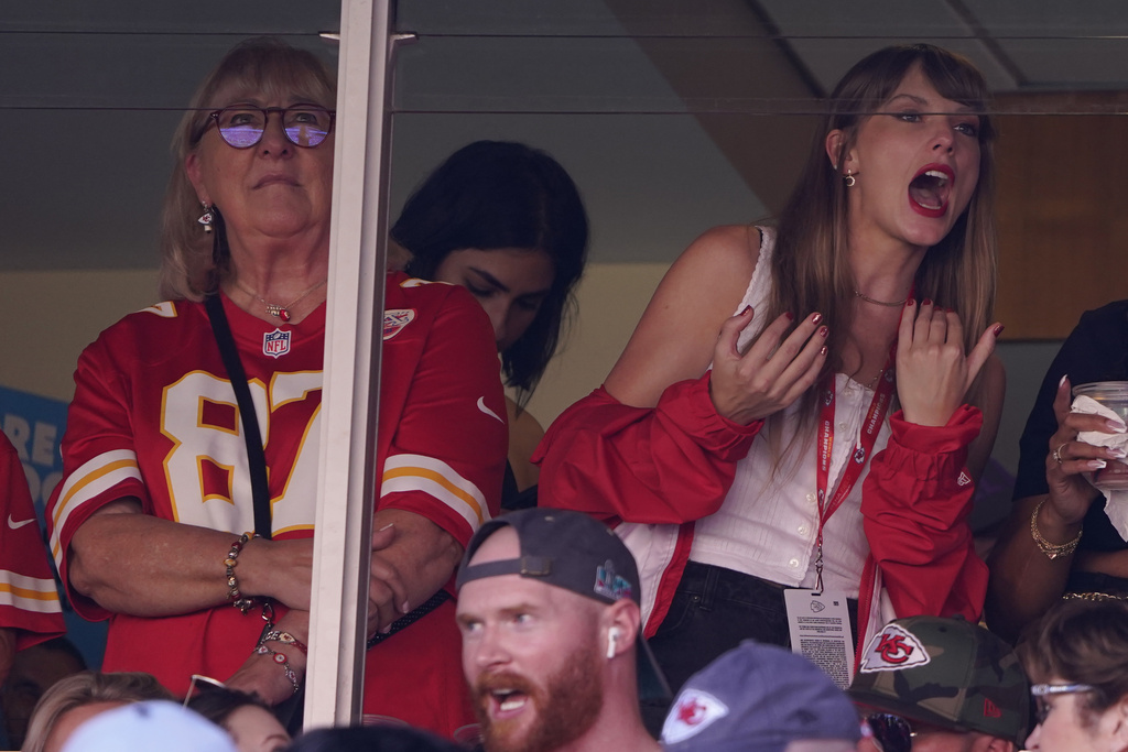 Taylor Swift turns out to see Travis Kelce, Kansas City Chiefs