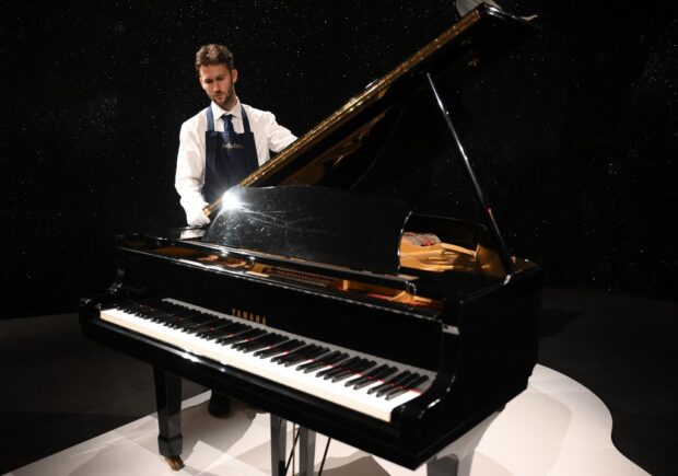 Freddie Mercury's Yamaha G-2 baby grand piano,jpg