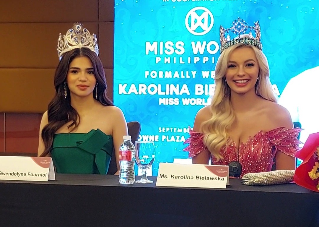 Reigning Miss World Karolina Bielawska (right) and Miss World Philippines Gwendolyne Fourniol