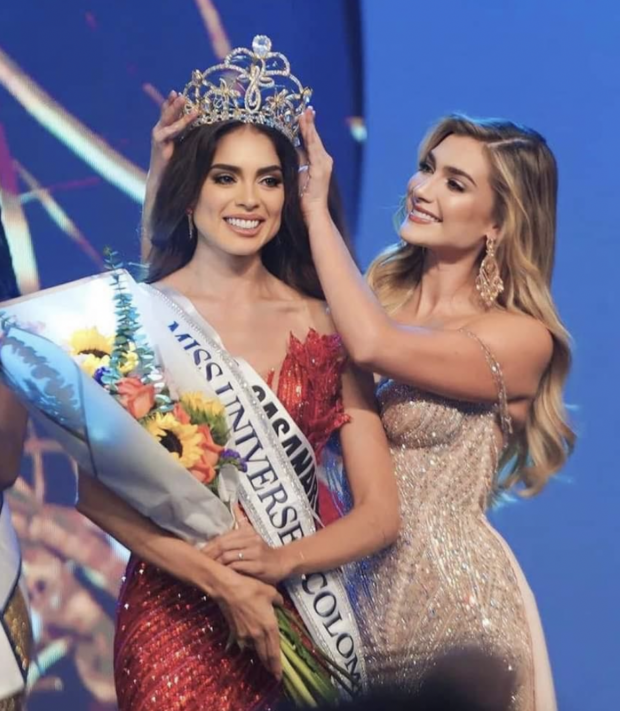 Miss Universe Colombia Camila Avella receives her crown from her predecessor Maria Fernanda Aristizabal./MISS COLOMBIA UNIVERSE FACEBOOK PHOTO