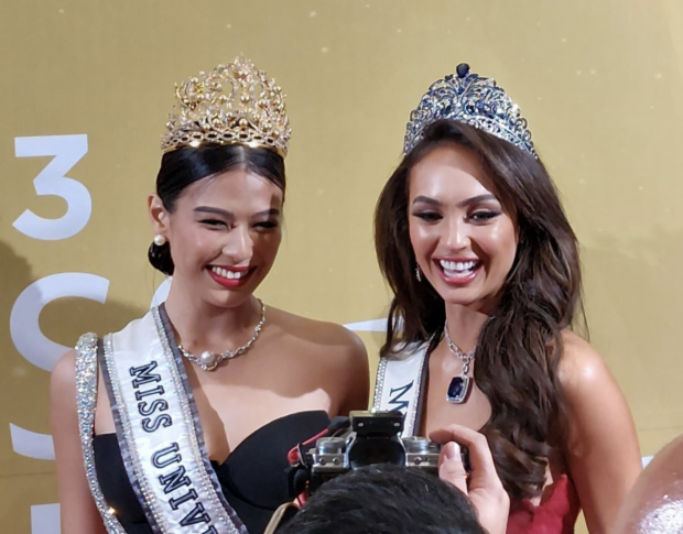 Reigning Miss Universe R’Bonney Gabriel (right) and Miss Universe Philippines Michelle Dee/ARMIN P. ADINA
