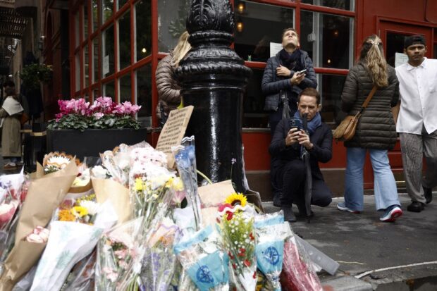 NEW YORK, NEW YORK - OCTOBER 30: Fans pay tribute to late actor Matthew Perry outside "Friends" building on October 30, 2023 in New York City.   John Lamparski/Getty Images/AFP (Photo by John Lamparski / GETTY IMAGES NORTH AMERICA / Getty Images via AFP)