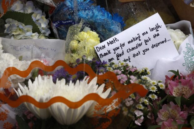 NEW YORK, NEW YORK - OCTOBER 30: Flowers and a note are placed at the memorial as fans pay tribute to the late actor Matthew Perry outside "Friends" building on October 30, 2023 in New York City.   John Lamparski/Getty Images/AFP (Photo by John Lamparski / GETTY IMAGES NORTH AMERICA / Getty Images via AFP)