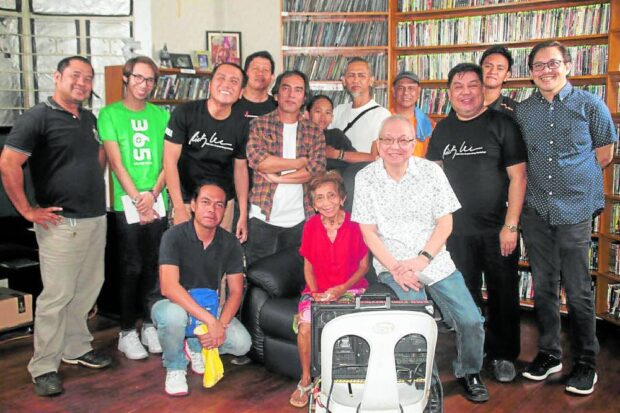 Lee, with half sister LucyPeredo and the “Biyaheng
Quiapo” production team
—PHOTOS BYRON BRYANT