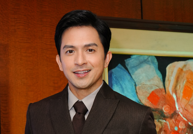 Dennis Trillo renews contract, remains a Kapuso after 20 years