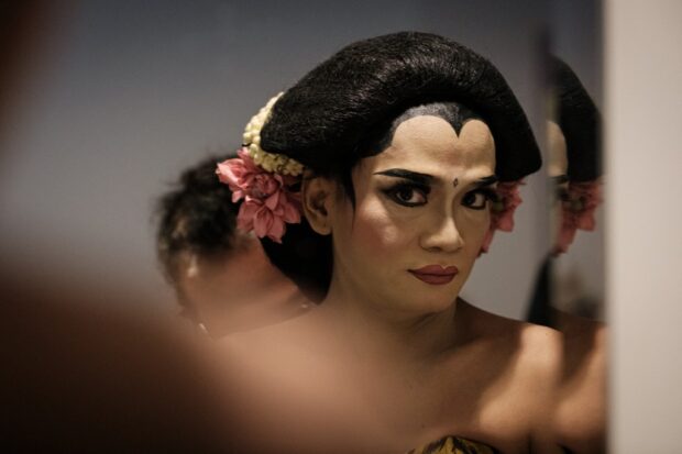 Penari Indonesia menjaga ritme tradisi drag sejak berabad-abad yang lalu