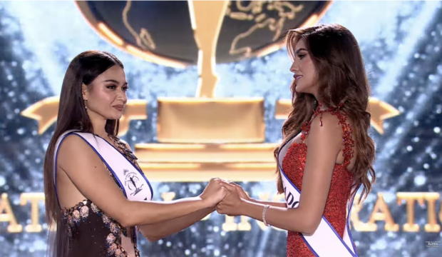 Pauline Amelinckx with Ecuador's Andrea Aguilera. Screengrab from Miss Supranational / YouTube 