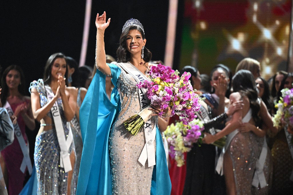 The newly crowned Miss Universe 2023, Sheynnis Palacios from Nicaragua, waves after winning the 72th edition of the Miss Universe pageant, in San Salvador on November 18, 2023. (Photo by Marvin RECINOS / AFP)