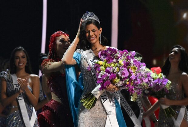 Miss Universe 2022, R'Bonney Gabriel of US, puts the crown on Miss Universe 2023, Sheynnis Palacios, after she won the 72th edition of the Miss Universe pageant, in San Salvador on November 18, 2023. (Photo by Marvin RECINOS / AFP) / ALTERNATE CROP