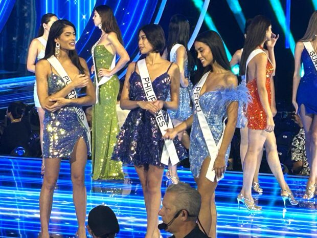 LADIES IN BLUE. Michelle Dee talks to Miss Puerto Rico and Peru before open rehearsals. Image from Anthony Advincula / INQUIRER USA