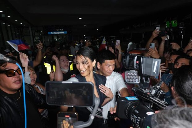 Miss Universe Philippines Michelle Dee is welcomed by throngs of fans and members of the local media upon her arrival at the airport. Image: Facebook/Sparkle GMA Artist Center 