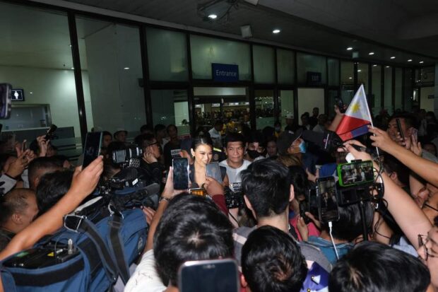 Miss Universe Philippines Michelle Dee is welcomed by throngs of fans and members of the local media upon her arrival at the airport. Image: Facebook/Sparkle GMA Artist Center 