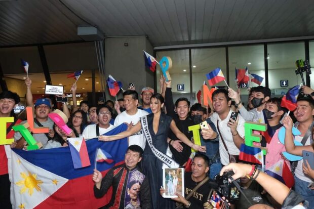 Miss Universe Philippines Michelle Dee poses with her supporters at the airport. Image: Facebook/Sparkle GMA Artist Center 