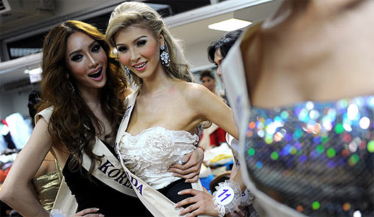 Canadian Jenna Talackova (right) poses with a fellow beauty queen at an event. Image: AFP