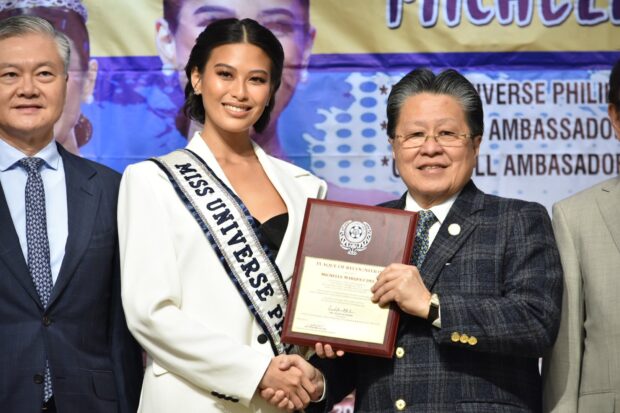 Michelle Dee (second from left) received a special plaque from the Federation of Filipino Chinese Chambers of Commerce and Industry, Inc. after her Miss Universe stint. Image: Noy Morcoso/INQUIRER.net