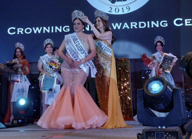 Cristina Gonzales-Romualdez (right) crowns Sophia Quintanar Mara sa Noble Queen of the Universe./ARMIN P. ADINA