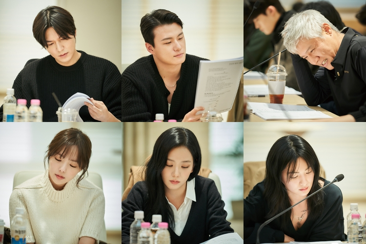 (From left) Lee Min-ho, Shin Seung-ho, Park Ho-san, Nana, Jisoo and Chae Soo-bin are seen at a reading for “Omniscient Reader.” Image: Smilegate via The Korea Herald