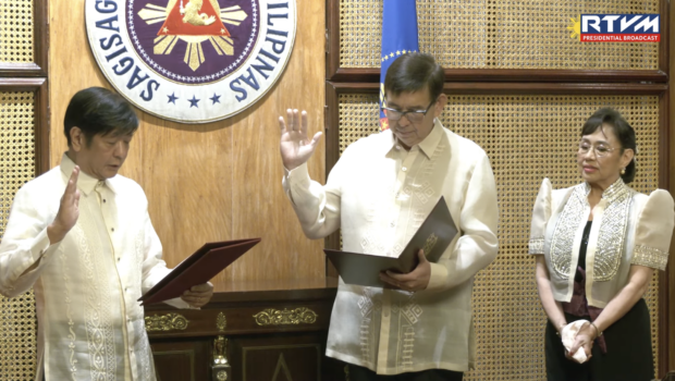 Vilma Santos requests prayers for Ralph Recto after his DOF appointmentFormer Sen. Ralph Recto is sworn in as the next Finance Secretary. Looking on is his wife, actress and former Batangas Gov. Vilma Santos