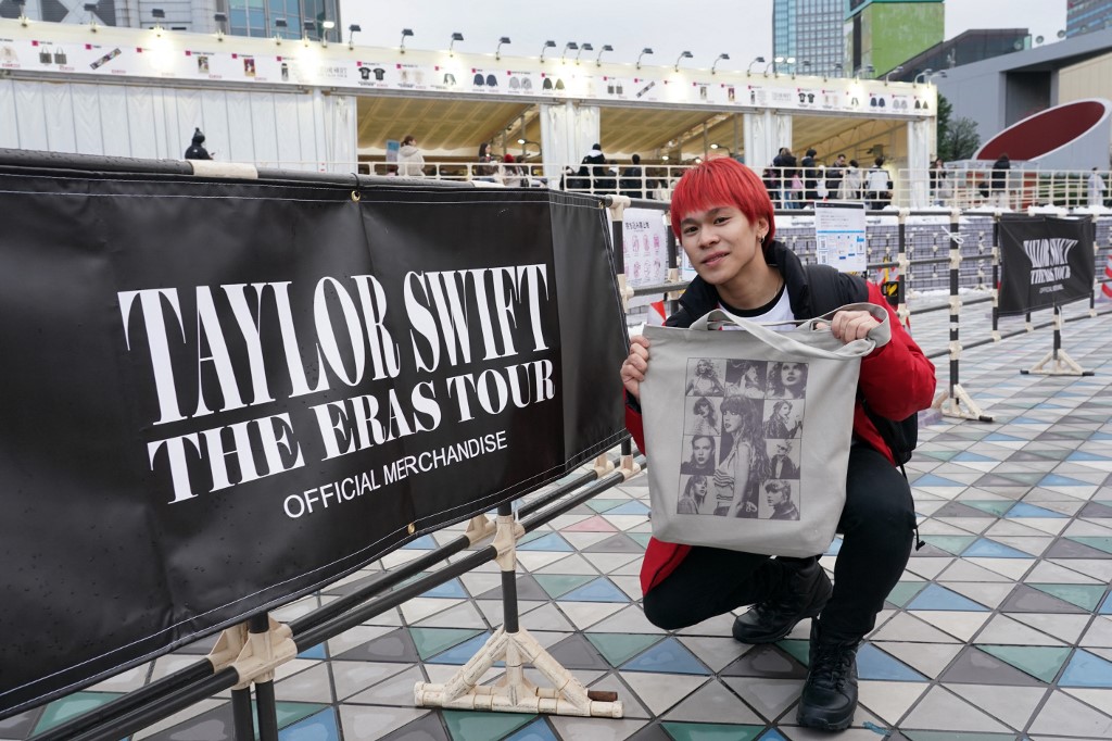 A man purchases a Taylor Swift goods at the Tokyo Dome  in Tokyo 