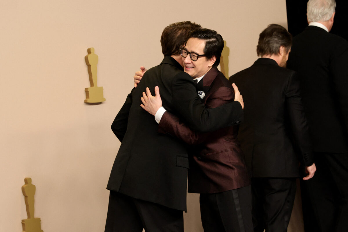 Robert Downey Jr. criticized for “snubbing” award presenter Ke Huy Quan