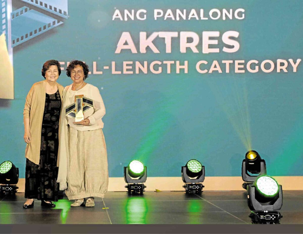 Best actress Shamaine Buencamino (right) with presenter Boots Anson-Roa —