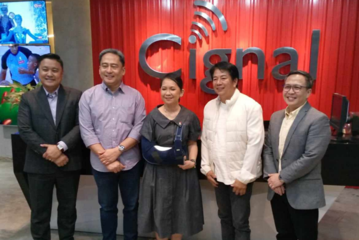 "Wowowin," the game show of Willie Revillame (4th from left) is rumored to be making a comeback on TV5 after he was seen at the TV5's headquarters with the network's executives. Image: Facebook/Wowowin