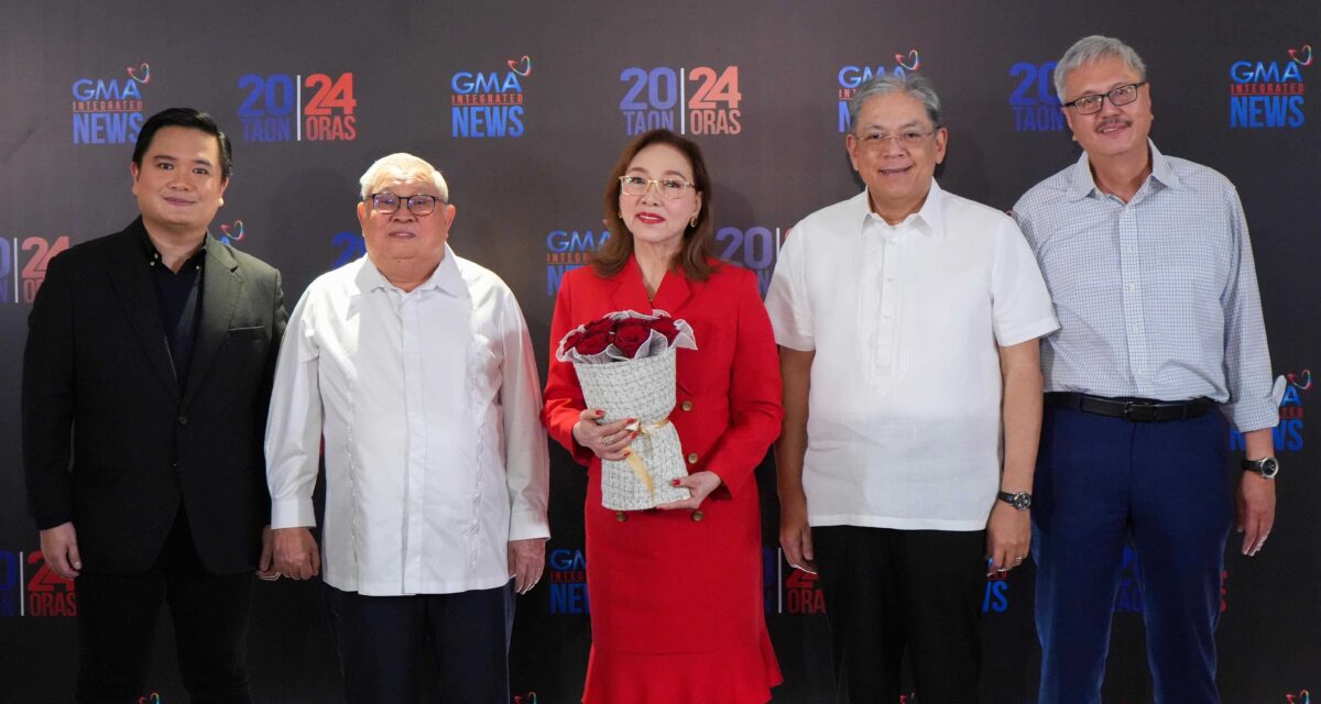 Award-winning news pillar and 24 Oras anchor Mel Tiangco (center) with (L-R) Senior Vice President and Head of GMA Integrated News, Regional TV, and Synergy Oliver Victor B. Amoroso; GMA Network Chairman Atty. Felipe L. Gozon; President and CEO Gilberto R. Duavit, Jr.; and Executive Vice President and Chief Financial Officer Felipe S. Yalong.