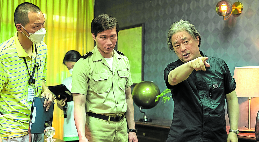 Director ParkChan-wook (right) gives instructions to Hoa Xuande