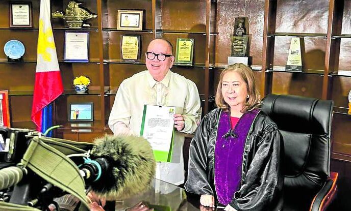 Reyes (left) during his oathtaking ceremony with presiding judge Mariflor Castillo of the Courtof Appeals