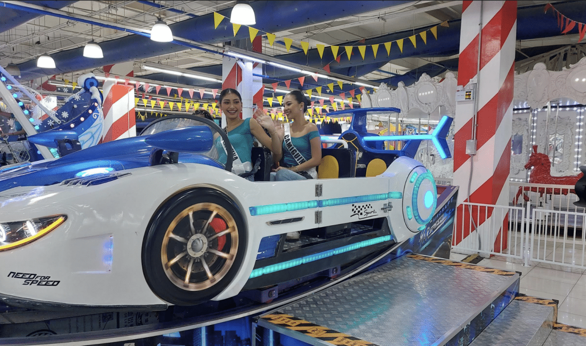 Bb. Calamba Vienne Feucht (left) and Bb. Camiguin Maria Abegail Jajalla ride the ‘Speed Star’ with their ‘little siblings.’/ARMIN P. ADINA